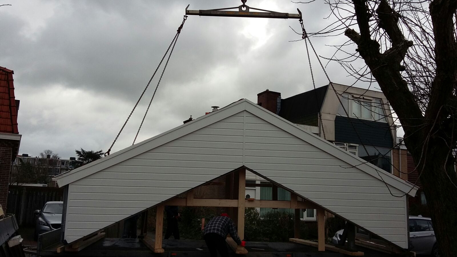 Prefab dakopbouw aan de kraan op de grond in Amstelveen