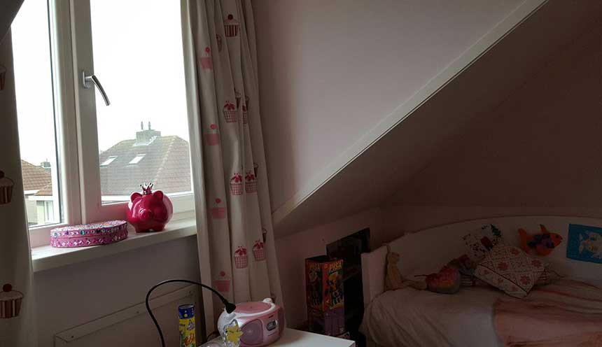 Dakkapel meisjes kinderkamer binnenaanzicht, roze kamer.