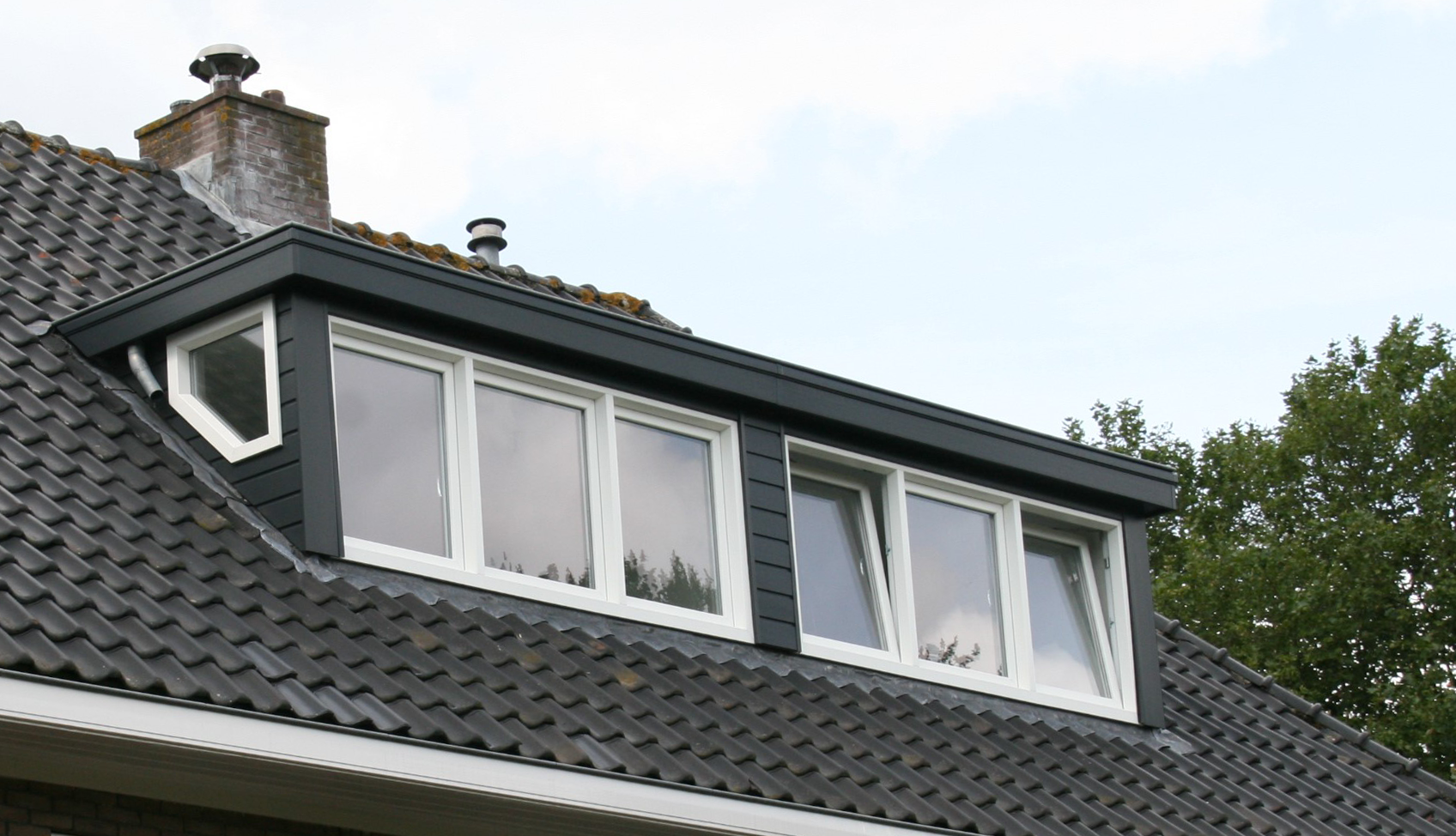 Glas dakkapel zijwang. Grote zwarte dakkapel met zijwangen.