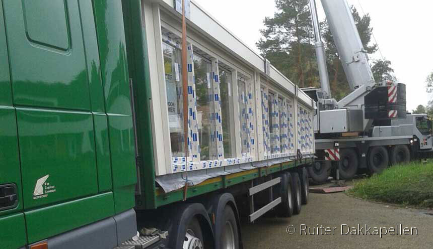 Prefab dakkapel op de vrachtwagen, plaatsing door Ruiter Dakkapellen.