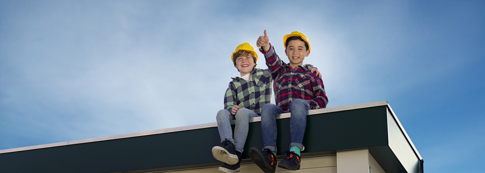 Technische specificaties dakkapel. Kinderen bovenop een dakkapel.