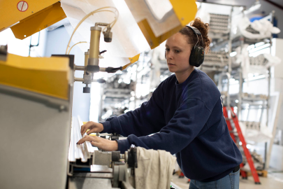 Het Trespa wordt gezaagd door Ruiter Dakkapellen in de fabriek.